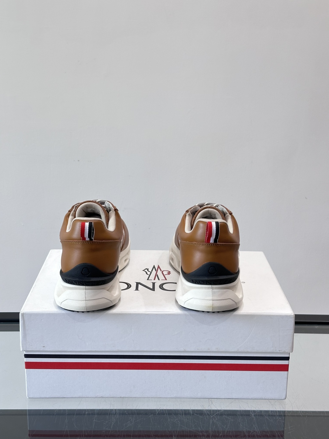 Moncler男士休闲运动鞋，采用优质皮革＋装饰织物拼接，搭配白色线条，简约又有运动感。橡胶鞋底抓地力强