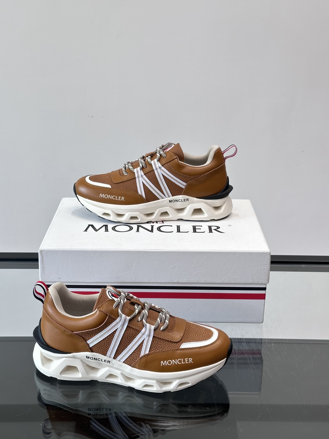 Moncler男士休闲运动鞋，采用优质皮革＋装饰织物拼接，搭配白色线条，简约又有运动感。橡胶鞋底抓地力强