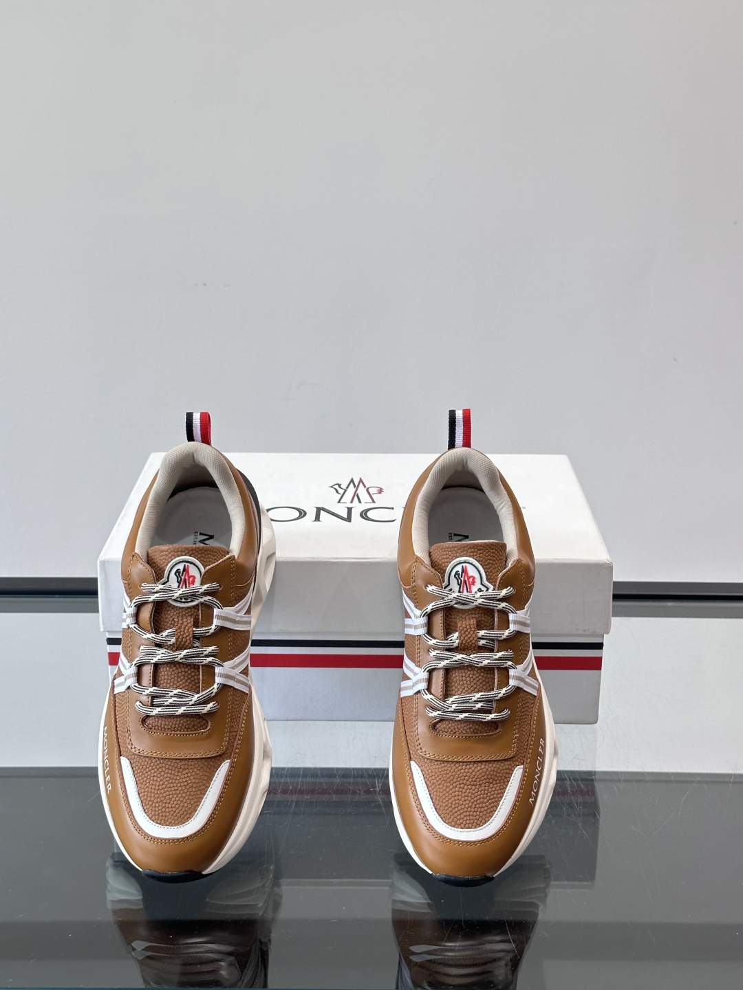 Moncler男士休闲运动鞋，采用优质皮革＋装饰织物拼接，搭配白色线条，简约又有运动感。橡胶鞋底抓地力强