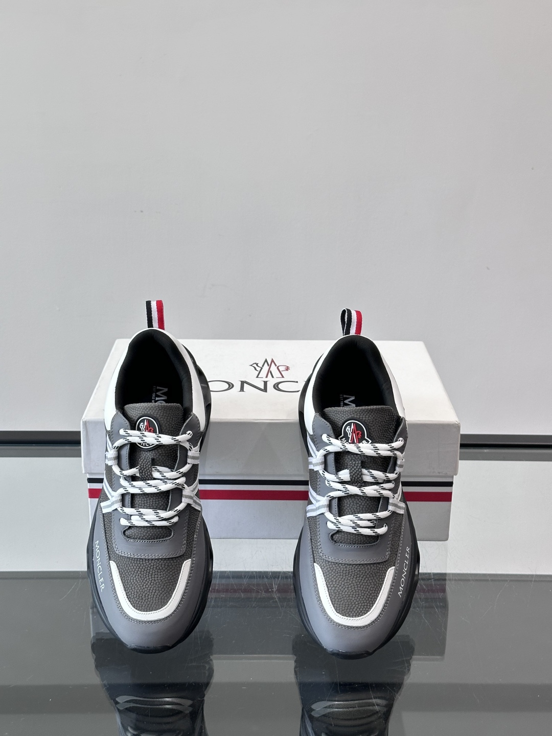 Moncler男士休闲运动鞋，采用优质皮革＋装饰织物拼接，搭配白色线条，简约又有运动感。橡胶鞋底抓地力强