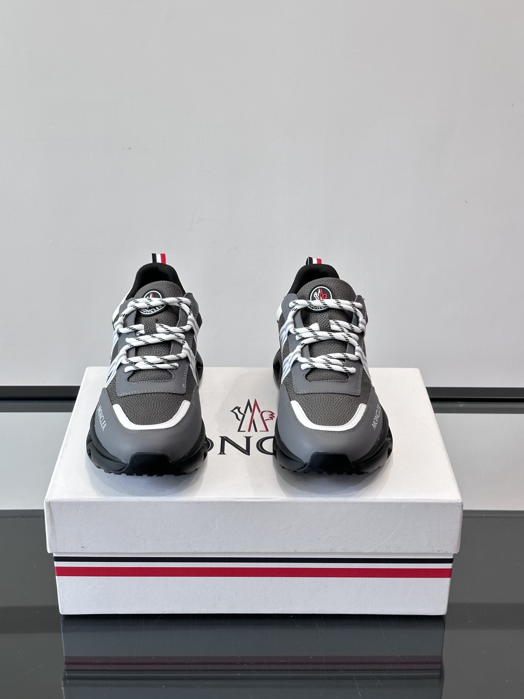 Moncler男士休闲运动鞋，采用优质皮革＋装饰织物拼接，搭配白色线条，简约又有运动感。橡胶鞋底抓地力强