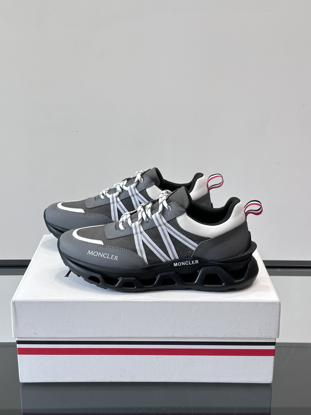 Moncler男士休闲运动鞋，采用优质皮革＋装饰织物拼接，搭配白色线条，简约又有运动感。橡胶鞋底抓地力强