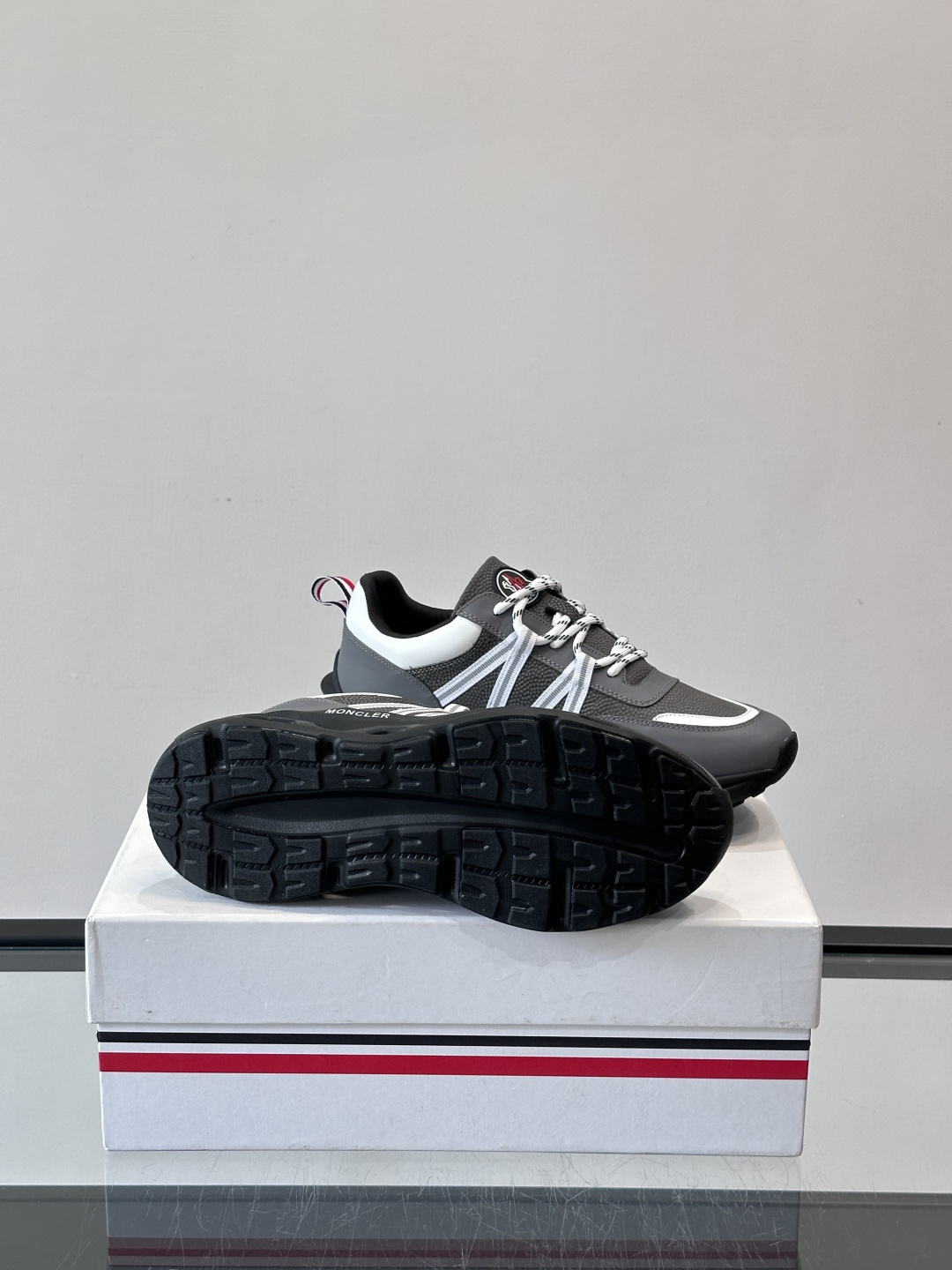 Moncler男士休闲运动鞋，采用优质皮革＋装饰织物拼接，搭配白色线条，简约又有运动感。橡胶鞋底抓地力强