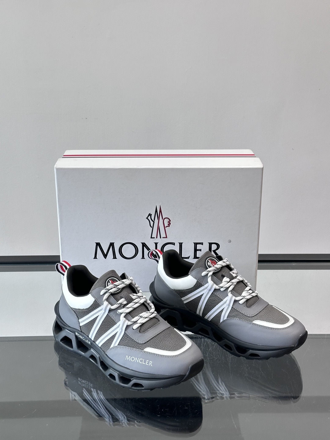 Moncler男士休闲运动鞋，采用优质皮革＋装饰织物拼接，搭配白色线条，简约又有运动感。橡胶鞋底抓地力强