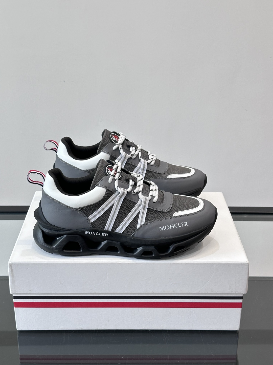 Moncler男士休闲运动鞋，采用优质皮革＋装饰织物拼接，搭配白色线条，简约又有运动感。橡胶鞋底抓地力强
