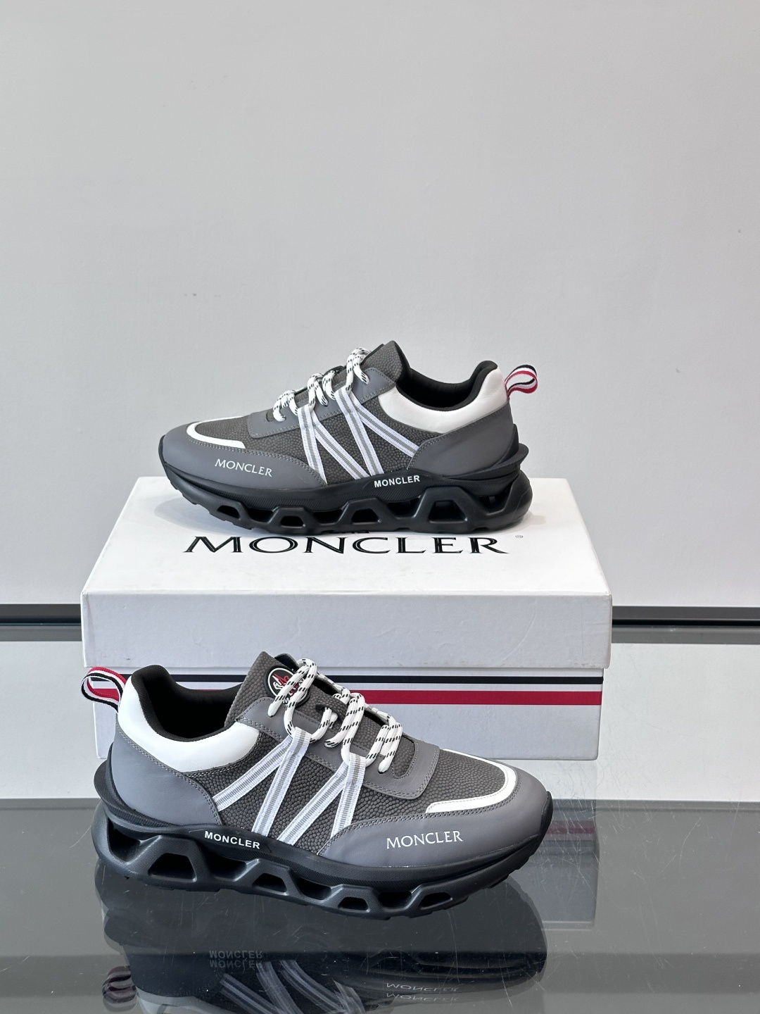 Moncler男士休闲运动鞋，采用优质皮革＋装饰织物拼接，搭配白色线条，简约又有运动感。橡胶鞋底抓地力强