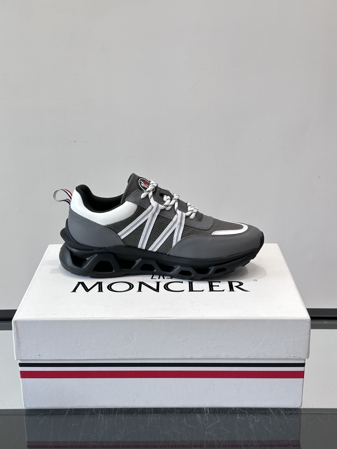 Moncler男士休闲运动鞋，采用优质皮革＋装饰织物拼接，搭配白色线条，简约又有运动感。橡胶鞋底抓地力强