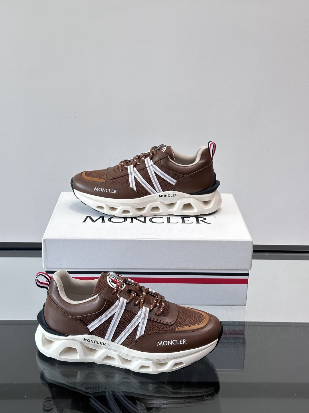 Moncler男士休闲运动鞋，采用优质皮革＋装饰织物拼接，搭配白色线条，简约又有运动感。橡胶鞋底抓地力强