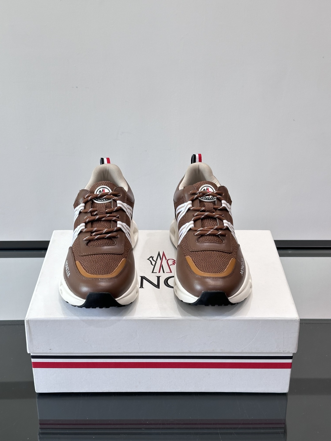 Moncler男士休闲运动鞋，采用优质皮革＋装饰织物拼接，搭配白色线条，简约又有运动感。橡胶鞋底抓地力强