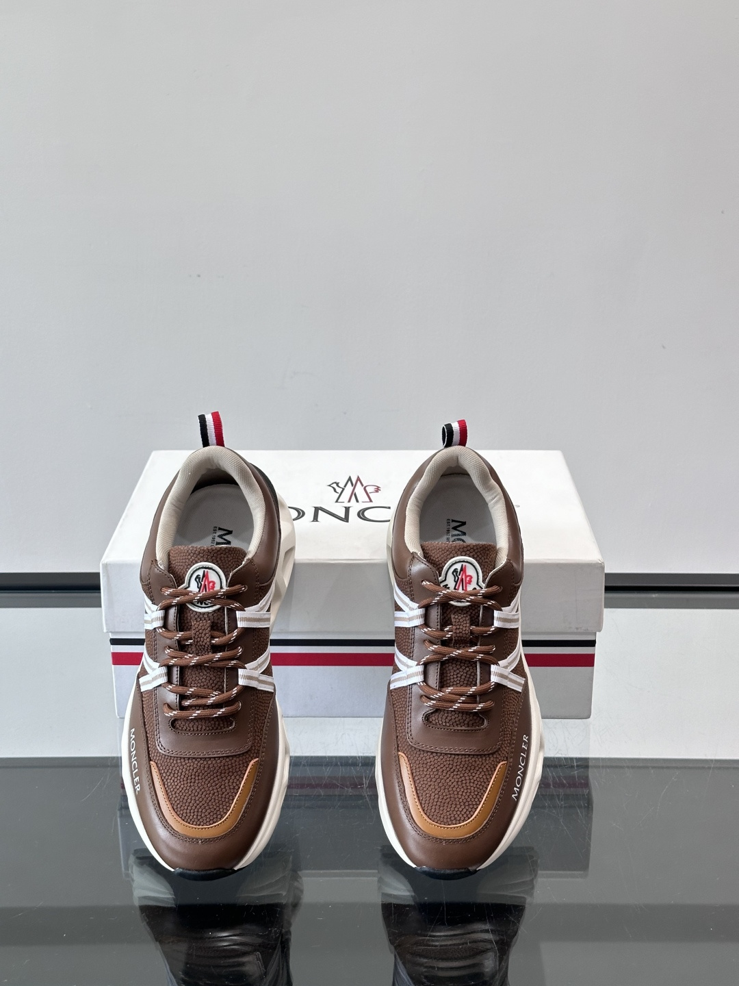 Moncler男士休闲运动鞋，采用优质皮革＋装饰织物拼接，搭配白色线条，简约又有运动感。橡胶鞋底抓地力强