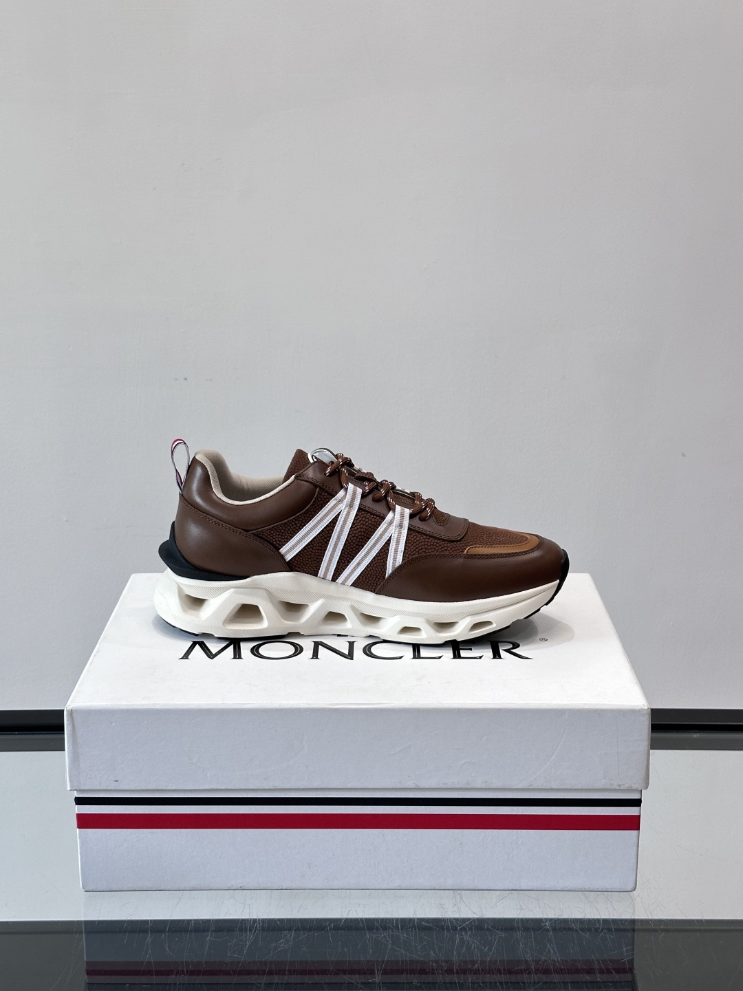 Moncler男士休闲运动鞋，采用优质皮革＋装饰织物拼接，搭配白色线条，简约又有运动感。橡胶鞋底抓地力强