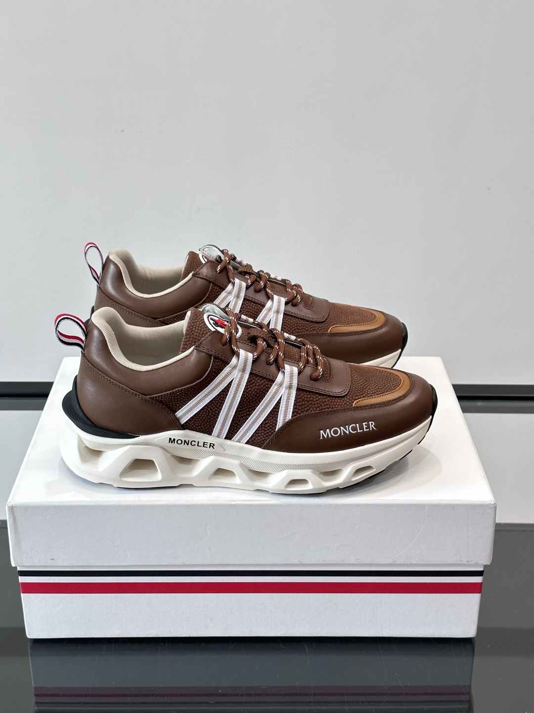 Moncler男士休闲运动鞋，采用优质皮革＋装饰织物拼接，搭配白色线条，简约又有运动感。橡胶鞋底抓地力强