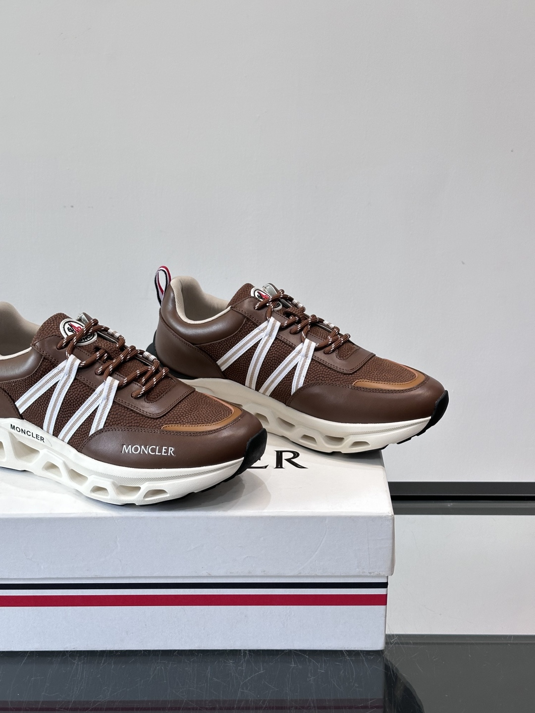 Moncler男士休闲运动鞋，采用优质皮革＋装饰织物拼接，搭配白色线条，简约又有运动感。橡胶鞋底抓地力强