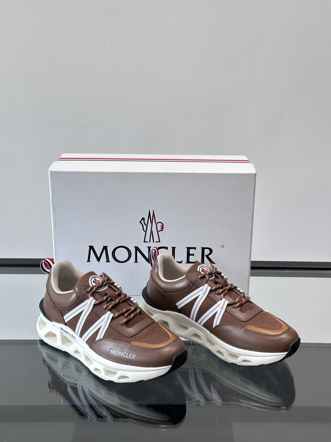 Moncler男士休闲运动鞋，采用优质皮革＋装饰织物拼接，搭配白色线条，简约又有运动感。橡胶鞋底抓地力强