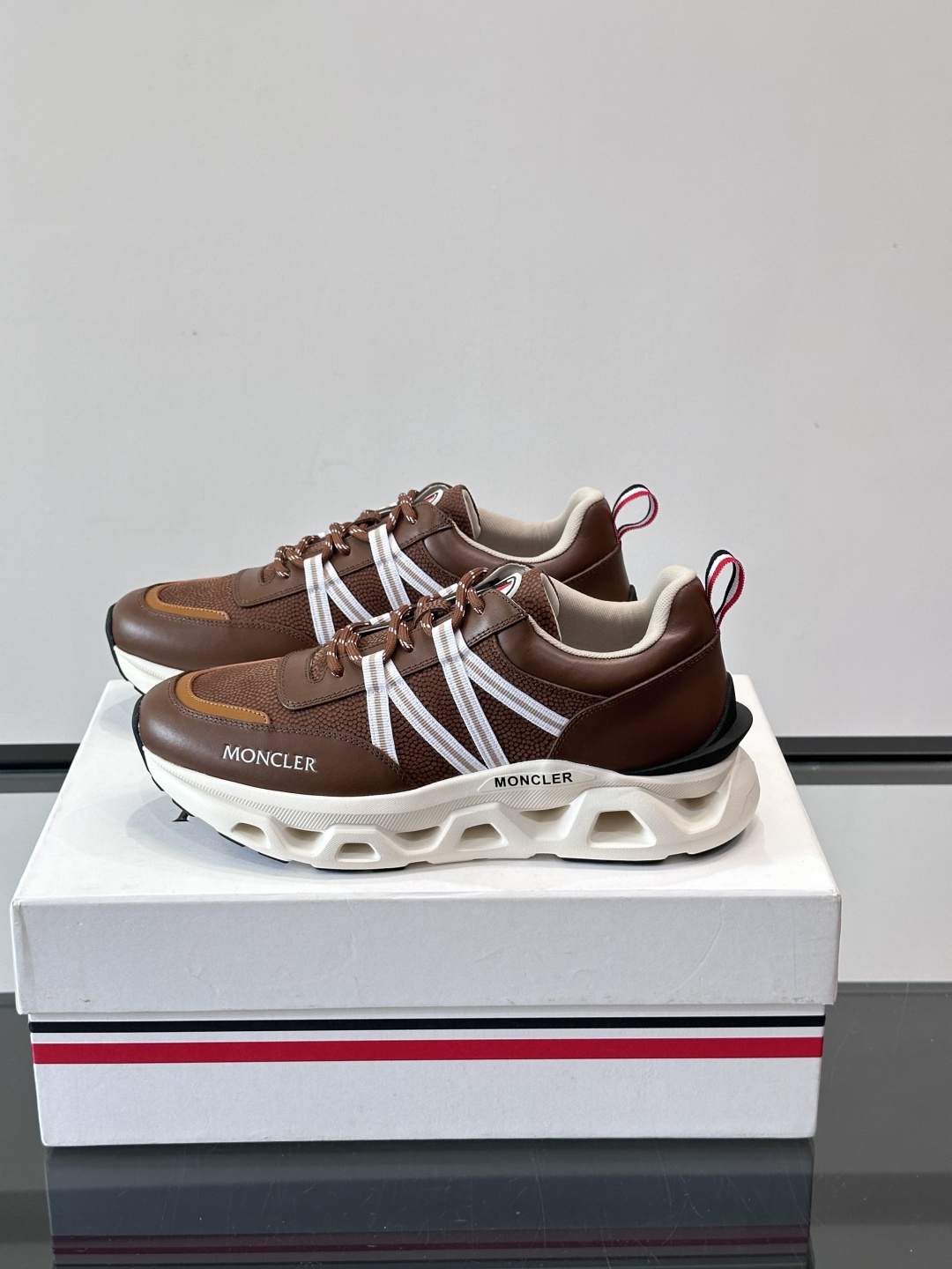 Moncler男士休闲运动鞋，采用优质皮革＋装饰织物拼接，搭配白色线条，简约又有运动感。橡胶鞋底抓地力强