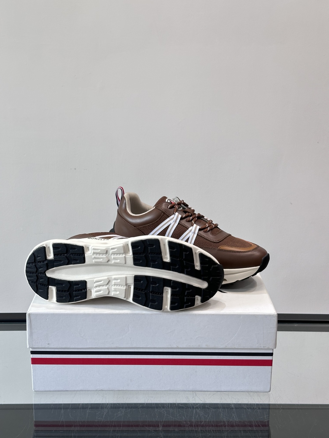 Moncler男士休闲运动鞋，采用优质皮革＋装饰织物拼接，搭配白色线条，简约又有运动感。橡胶鞋底抓地力强