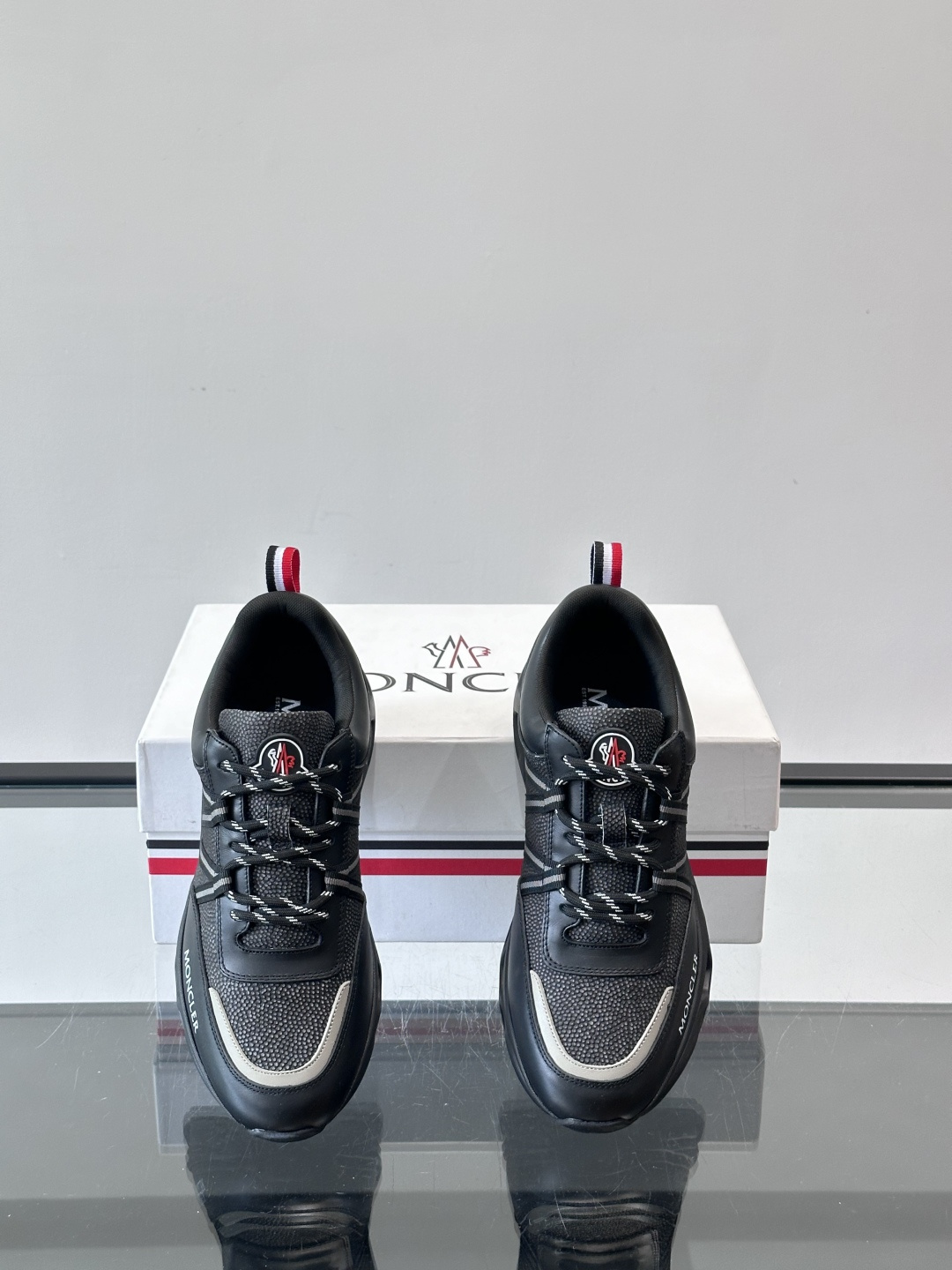 Moncler男士休闲运动鞋，采用优质皮革＋装饰织物拼接，搭配白色线条，简约又有运动感。橡胶鞋底抓地力强