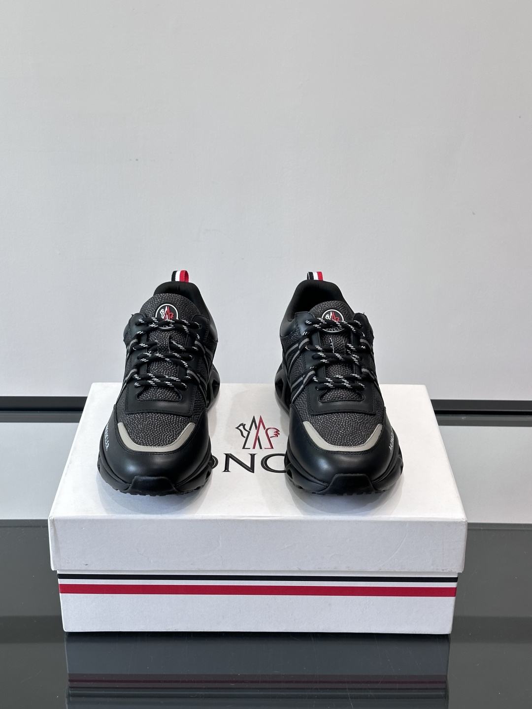 Moncler男士休闲运动鞋，采用优质皮革＋装饰织物拼接，搭配白色线条，简约又有运动感。橡胶鞋底抓地力强