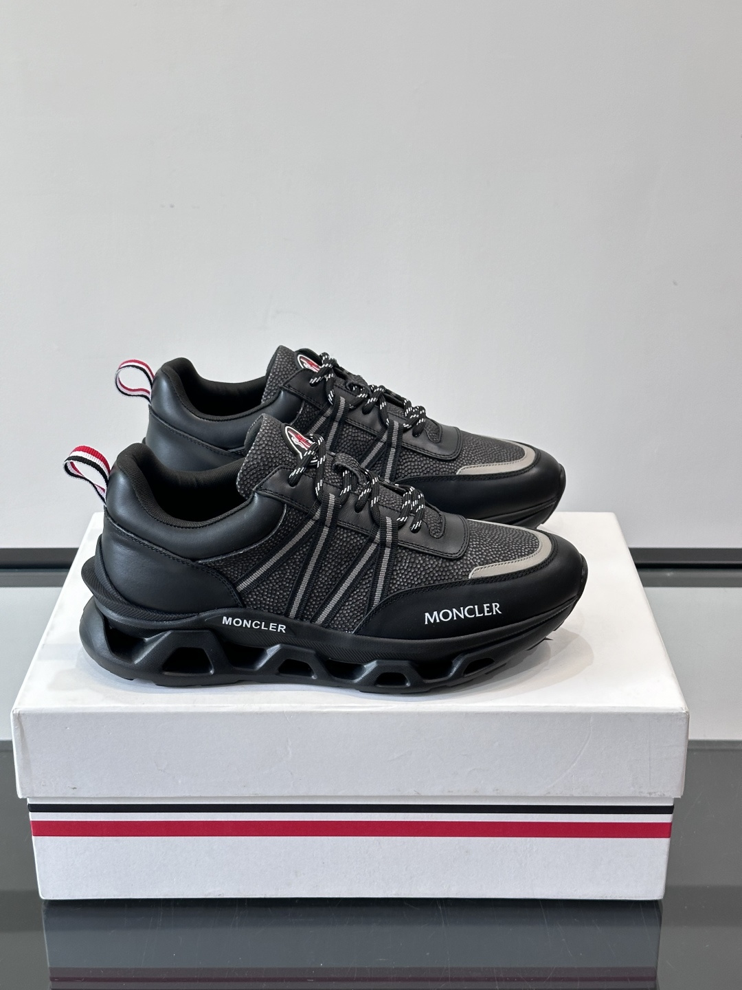 NO:589521,Moncler men's casual sports shoes are made of high-quality leather + decorative fabric splicing, with white lines, simple and sporty. The rubber soles have strong grip and are comfortable to wear, suitable for daily or light sports scenes in autumn and winter. The laces are designed with metal fasteners and the details are perfect. The Moncler logo is on the side of the shoes, which is full of brand feeling. The red and white stripes on the shoe box are very recognizable, great for gifts or personal use. Popular men's sports shoes for autumn and winter, practical and fashionable!  ,size39-44 (customized at 38.45),,sneakers19860909Moncler男士休闲运动鞋,采用优质皮革＋装饰织物拼接,搭配白色线条,简约又有运动感.橡胶鞋底抓地力强,穿着舒适,适合秋冬日常或轻运动场景.鞋带金属扣件设计,细节满分艹.鞋侧有Moncler标志,品牌感十足.鞋盒红白条纹,超有辨识度,送礼或自用都很赞 .秋冬男士运动鞋热门款,实用又时髦！ ,size39-44（38.45定做）,,sneakers,Men's shoes