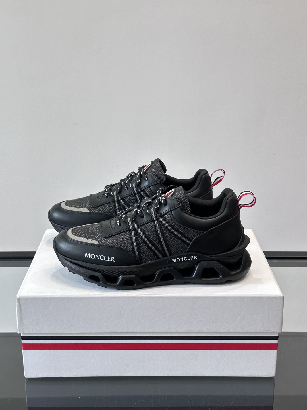 Moncler男士休闲运动鞋，采用优质皮革＋装饰织物拼接，搭配白色线条，简约又有运动感。橡胶鞋底抓地力强