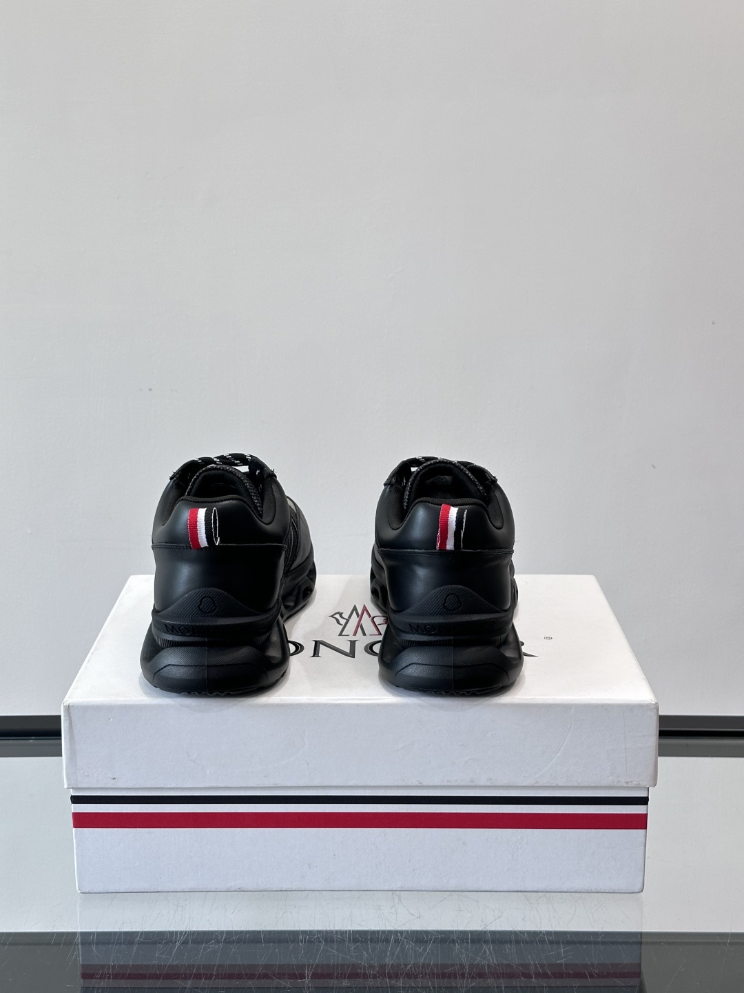 Moncler男士休闲运动鞋，采用优质皮革＋装饰织物拼接，搭配白色线条，简约又有运动感。橡胶鞋底抓地力强