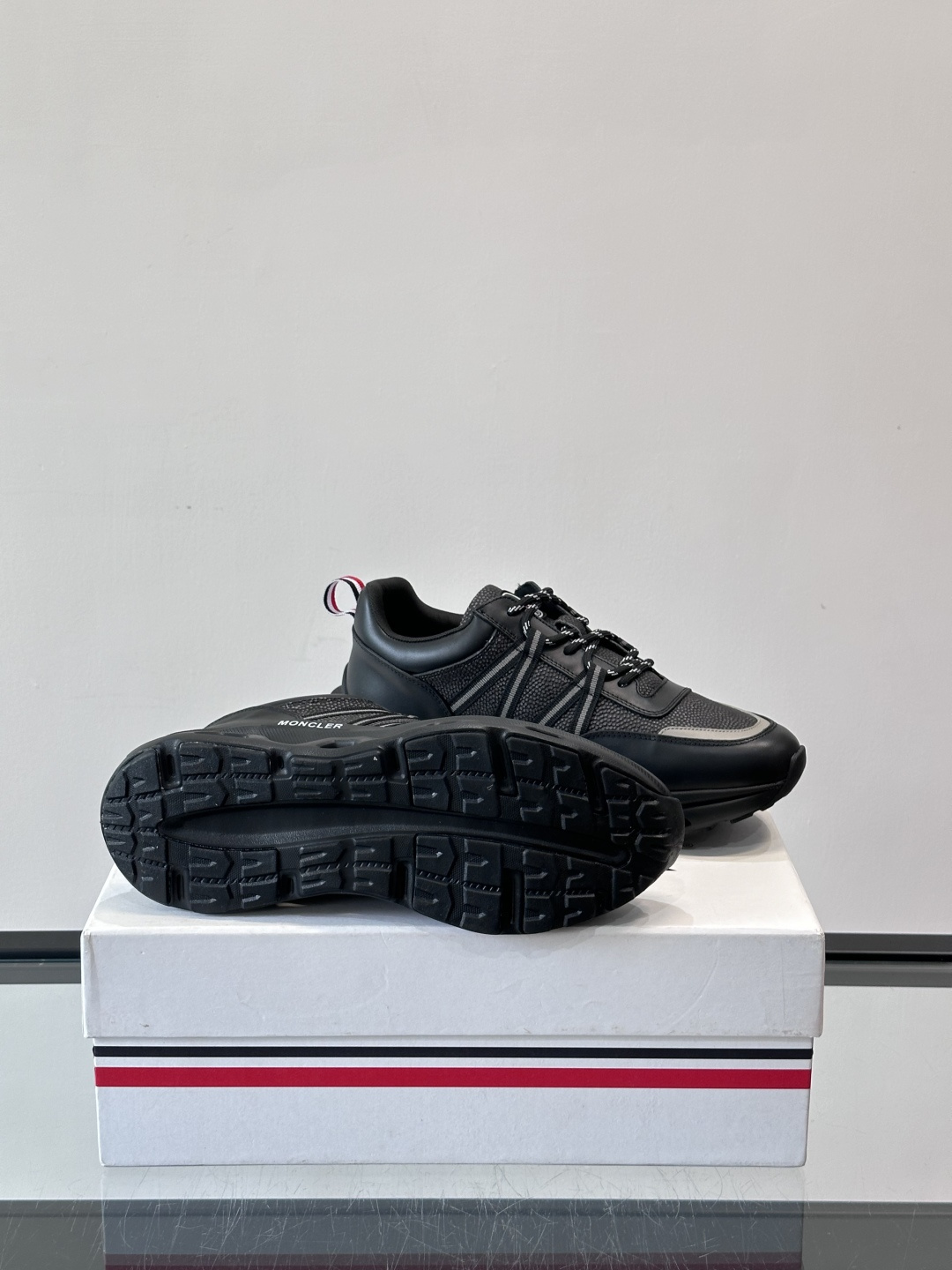 Moncler男士休闲运动鞋，采用优质皮革＋装饰织物拼接，搭配白色线条，简约又有运动感。橡胶鞋底抓地力强