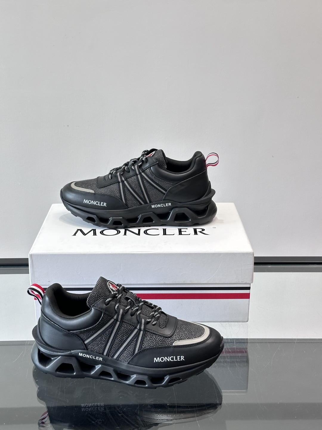 Moncler男士休闲运动鞋，采用优质皮革＋装饰织物拼接，搭配白色线条，简约又有运动感。橡胶鞋底抓地力强