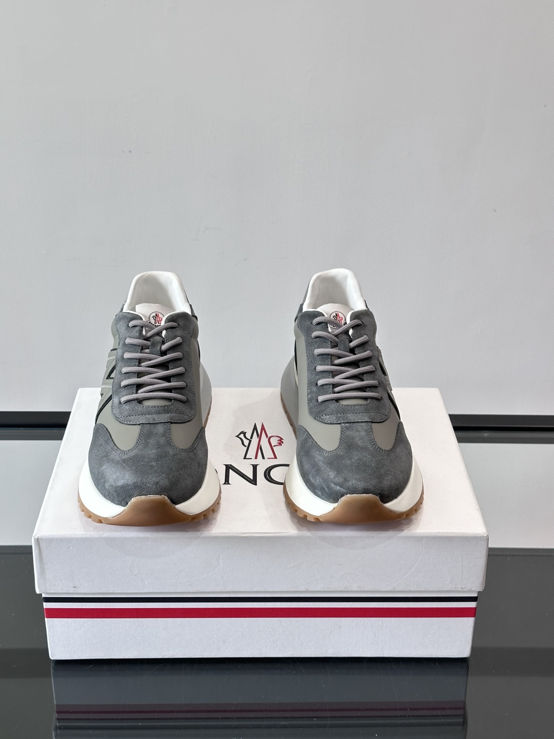 Moncler男士阿甘鞋，经典复古运动鞋，鞋面真皮拼接网布，柔软透气，橡胶鞋底防滑耐磨，日常穿搭超百搭！