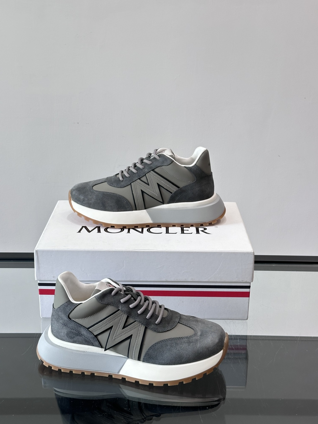 Moncler男士阿甘鞋，经典复古运动鞋，鞋面真皮拼接网布，柔软透气，橡胶鞋底防滑耐磨，日常穿搭超百搭！