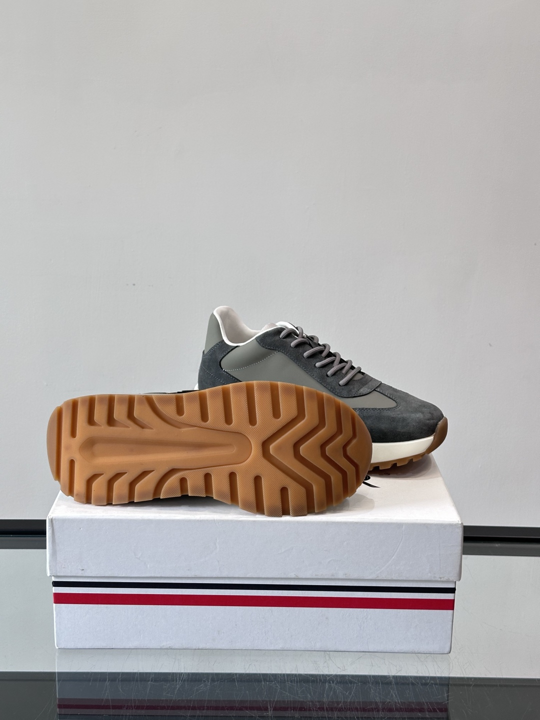 Moncler男士阿甘鞋，经典复古运动鞋，鞋面真皮拼接网布，柔软透气，橡胶鞋底防滑耐磨，日常穿搭超百搭！