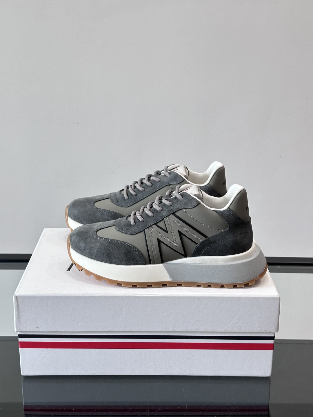 Moncler男士阿甘鞋，经典复古运动鞋，鞋面真皮拼接网布，柔软透气，橡胶鞋底防滑耐磨，日常穿搭超百搭！