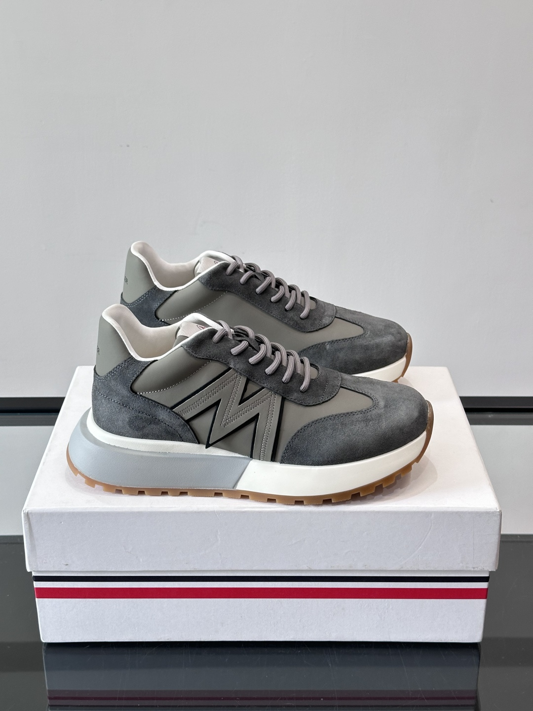 Moncler男士阿甘鞋，经典复古运动鞋，鞋面真皮拼接网布，柔软透气，橡胶鞋底防滑耐磨，日常穿搭超百搭！