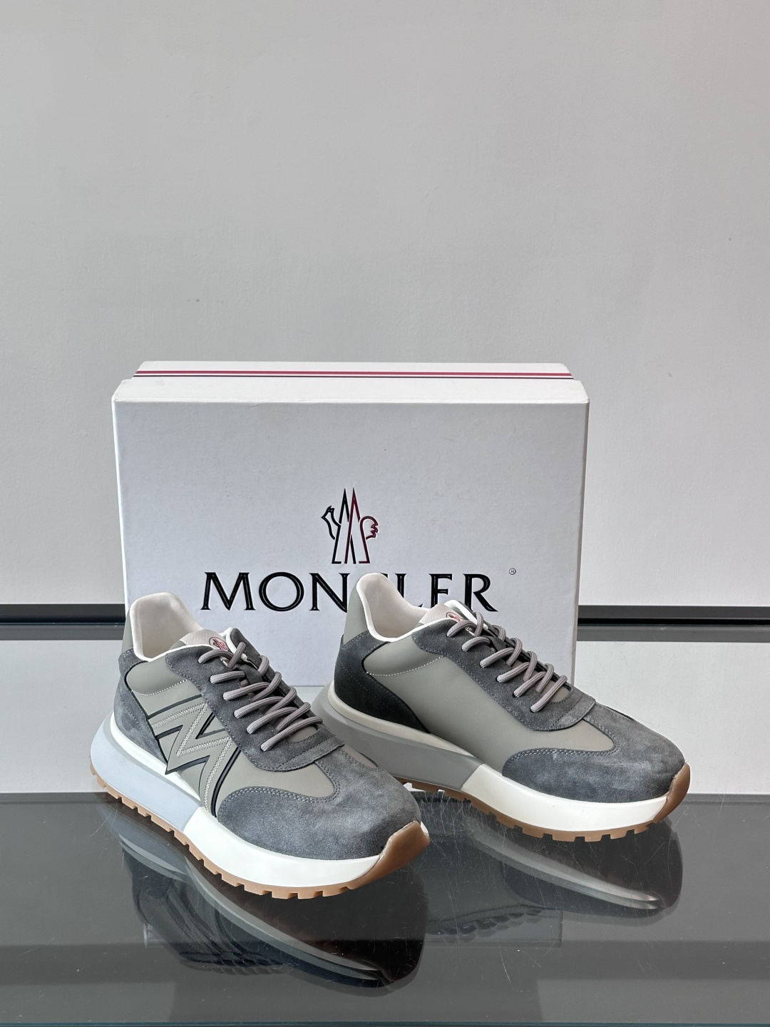 Moncler男士阿甘鞋，经典复古运动鞋，鞋面真皮拼接网布，柔软透气，橡胶鞋底防滑耐磨，日常穿搭超百搭！