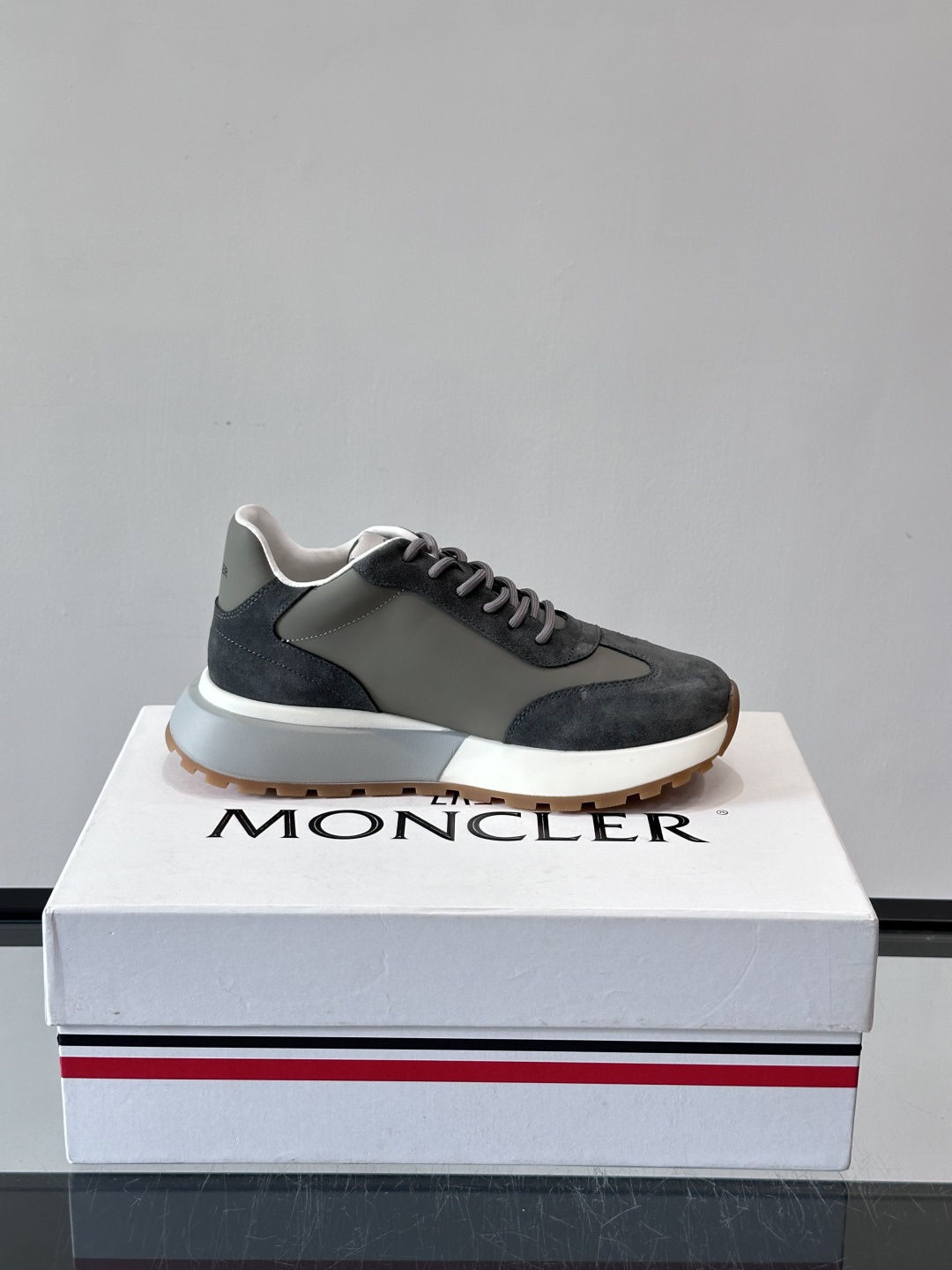 Moncler男士阿甘鞋，经典复古运动鞋，鞋面真皮拼接网布，柔软透气，橡胶鞋底防滑耐磨，日常穿搭超百搭！