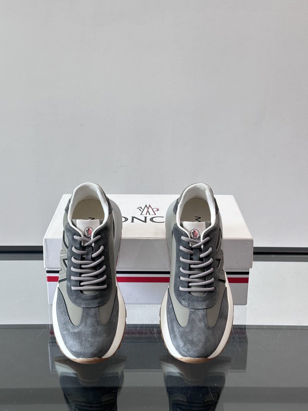 Moncler男士阿甘鞋，经典复古运动鞋，鞋面真皮拼接网布，柔软透气，橡胶鞋底防滑耐磨，日常穿搭超百搭！