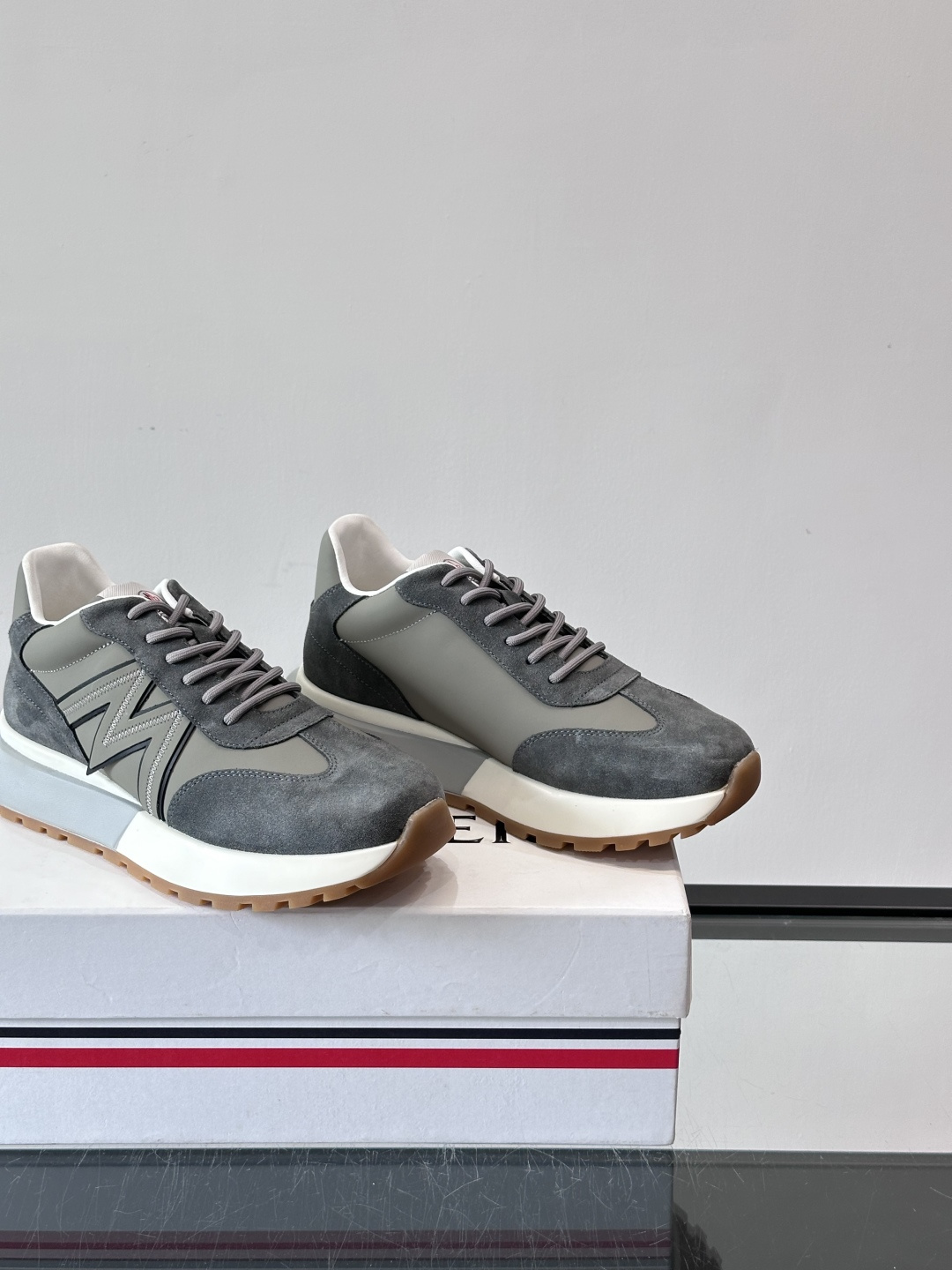 Moncler男士阿甘鞋，经典复古运动鞋，鞋面真皮拼接网布，柔软透气，橡胶鞋底防滑耐磨，日常穿搭超百搭！