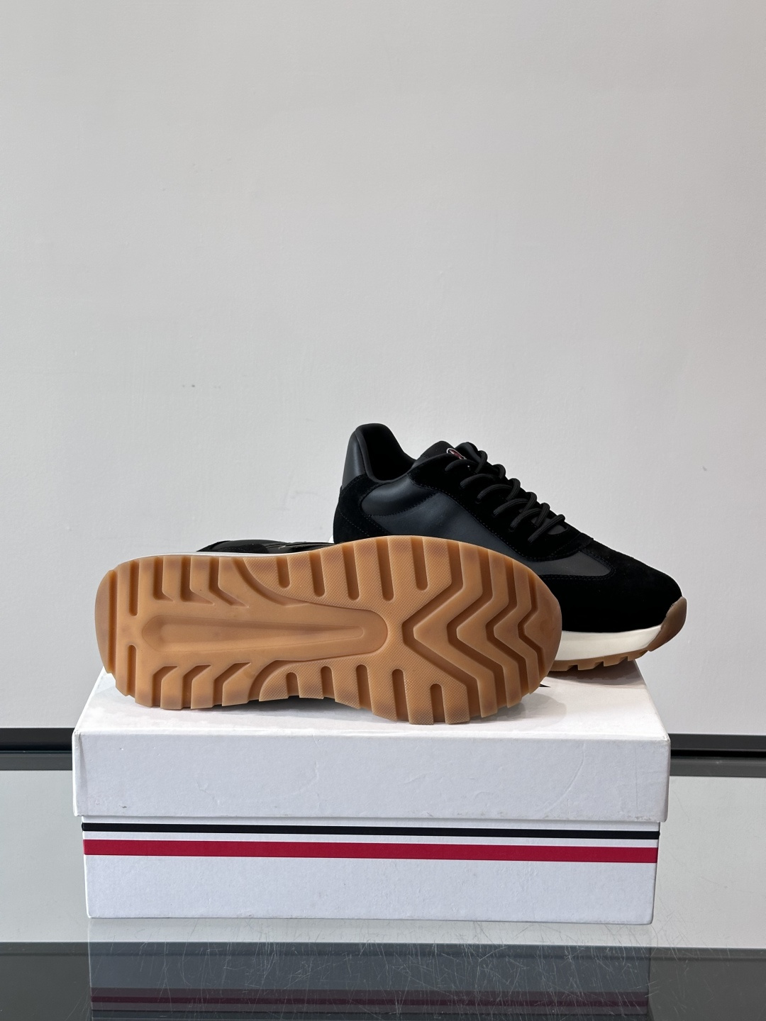 Moncler男士阿甘鞋，经典复古运动鞋，鞋面真皮拼接网布，柔软透气，橡胶鞋底防滑耐磨，日常穿搭超百搭！