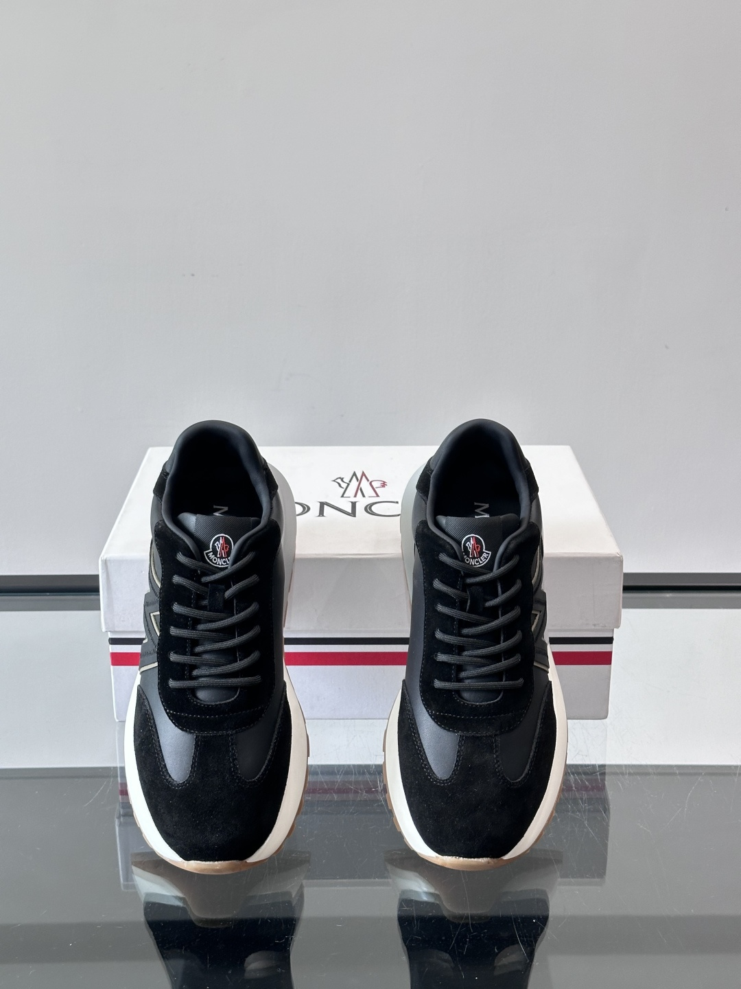 Moncler男士阿甘鞋，经典复古运动鞋，鞋面真皮拼接网布，柔软透气，橡胶鞋底防滑耐磨，日常穿搭超百搭！