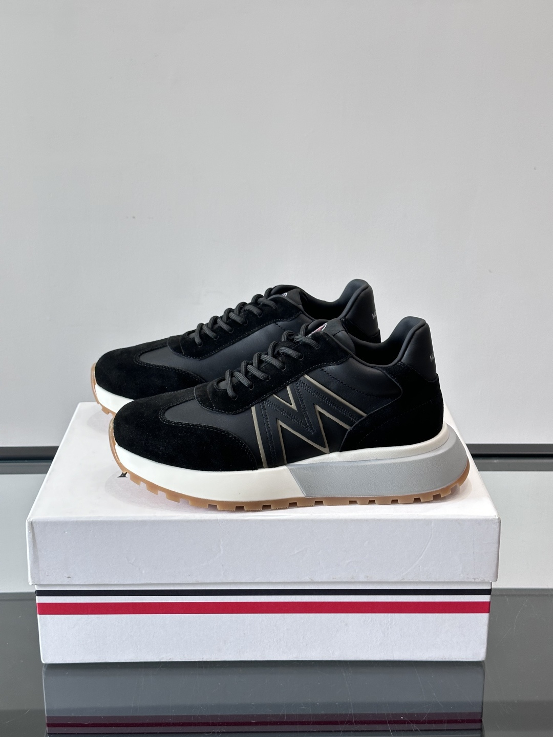 Moncler男士阿甘鞋，经典复古运动鞋，鞋面真皮拼接网布，柔软透气，橡胶鞋底防滑耐磨，日常穿搭超百搭！