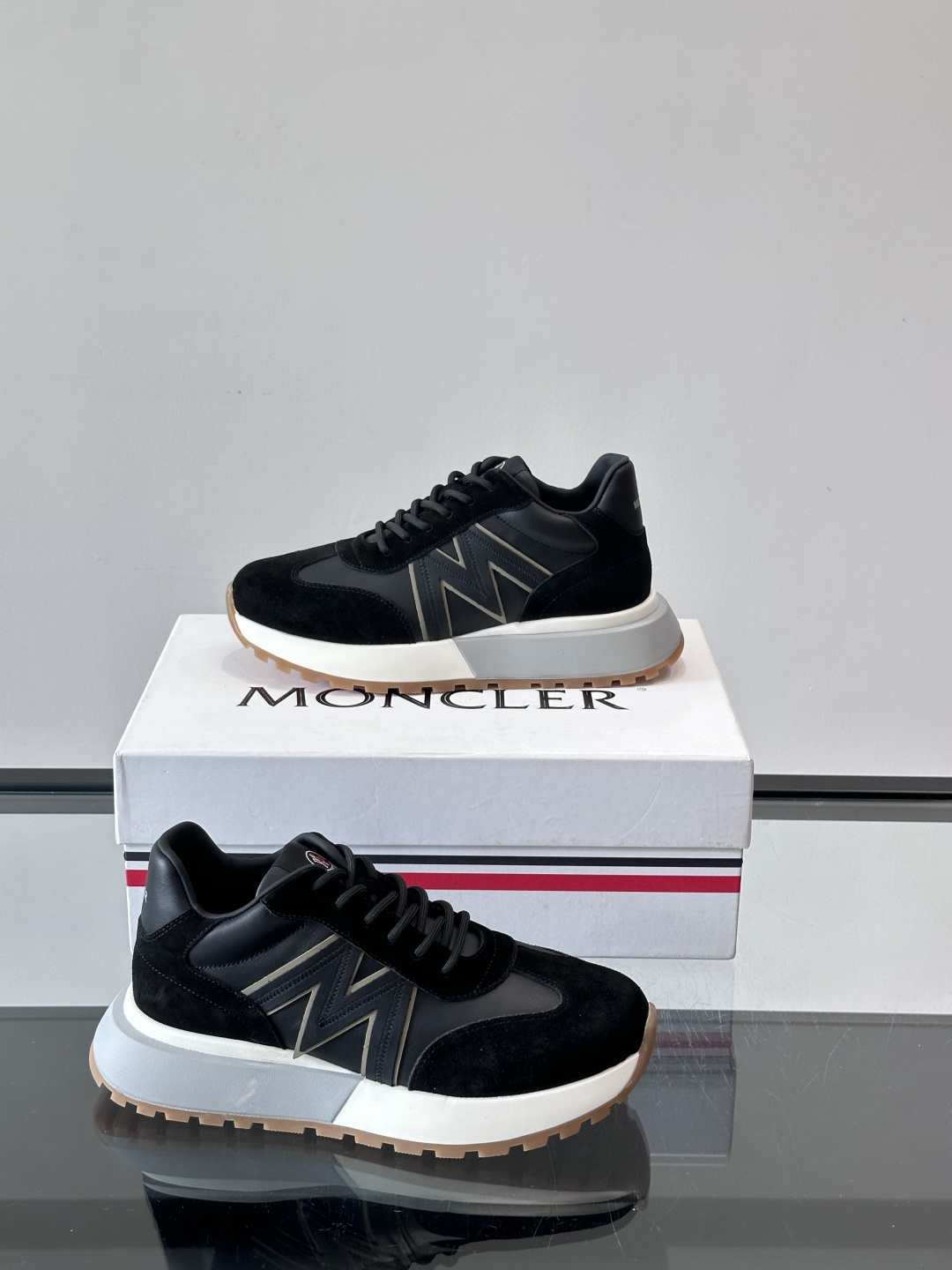 Moncler男士阿甘鞋，经典复古运动鞋，鞋面真皮拼接网布，柔软透气，橡胶鞋底防滑耐磨，日常穿搭超百搭！