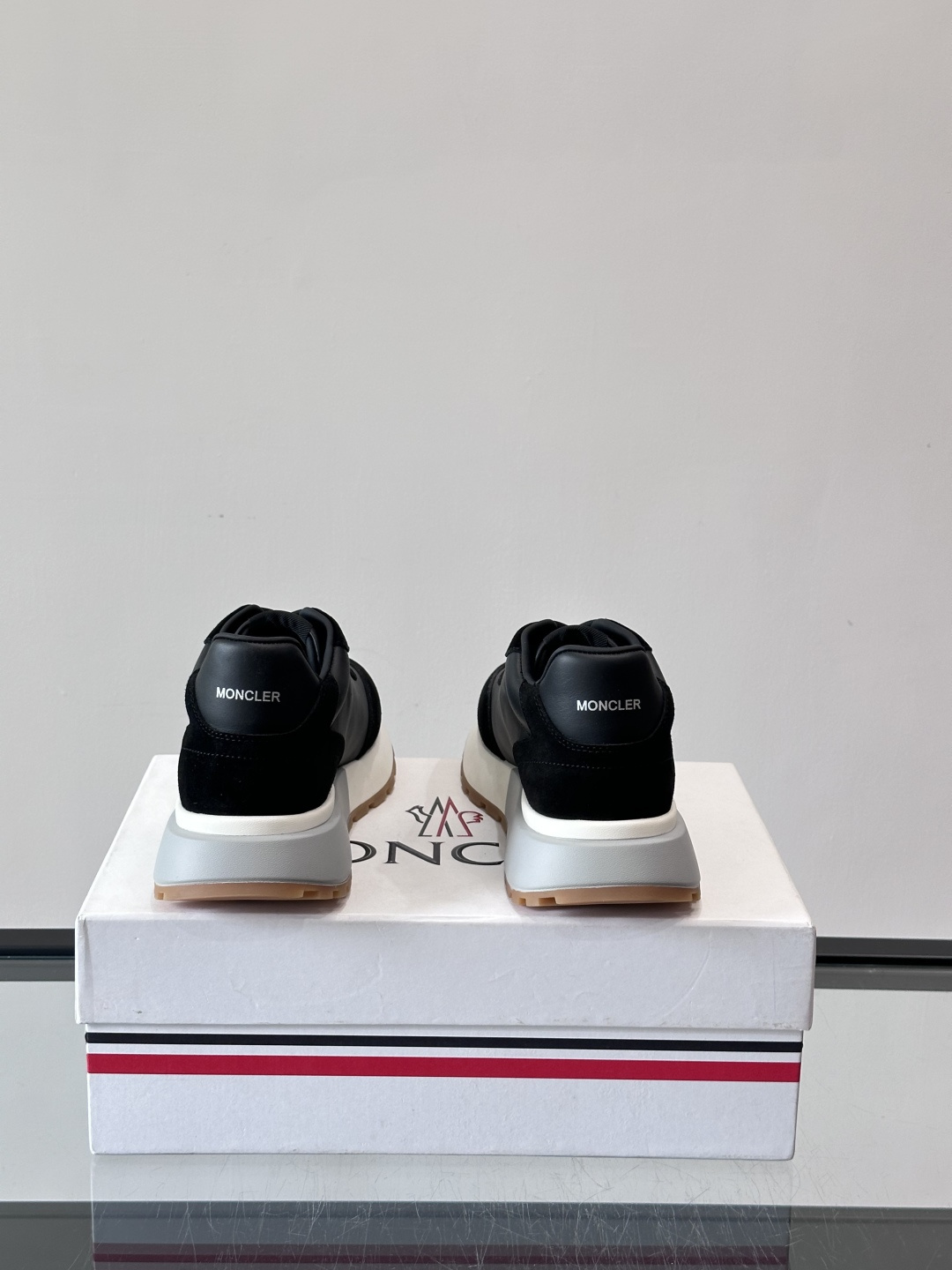 Moncler男士阿甘鞋，经典复古运动鞋，鞋面真皮拼接网布，柔软透气，橡胶鞋底防滑耐磨，日常穿搭超百搭！