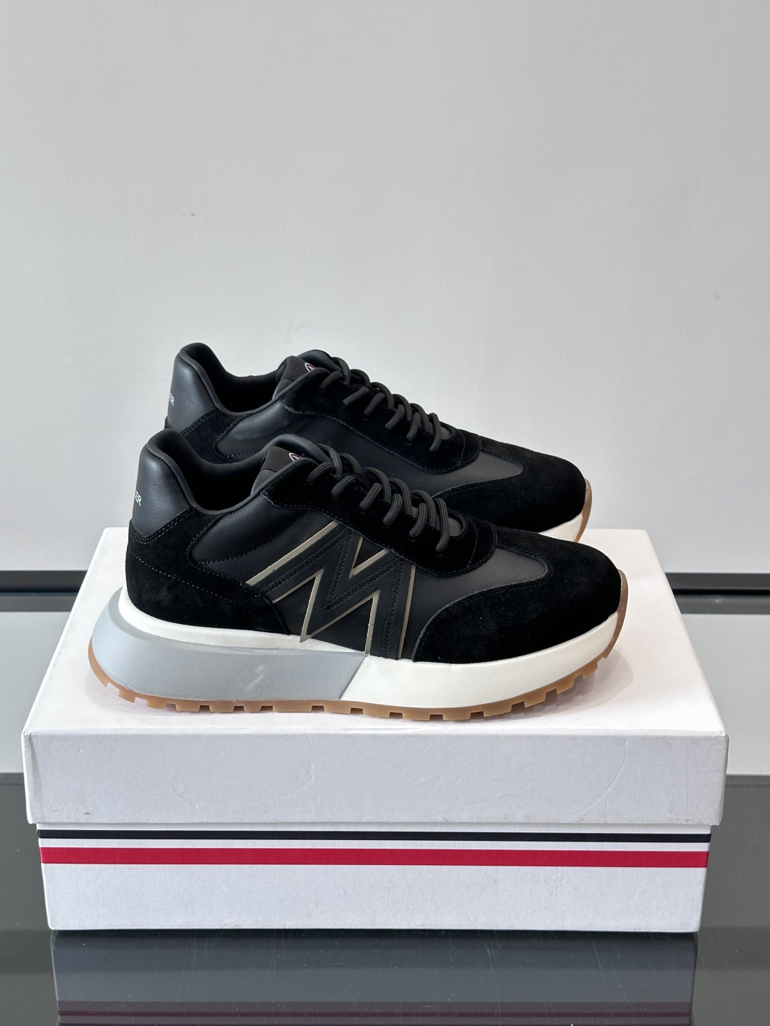 Moncler男士阿甘鞋，经典复古运动鞋，鞋面真皮拼接网布，柔软透气，橡胶鞋底防滑耐磨，日常穿搭超百搭！