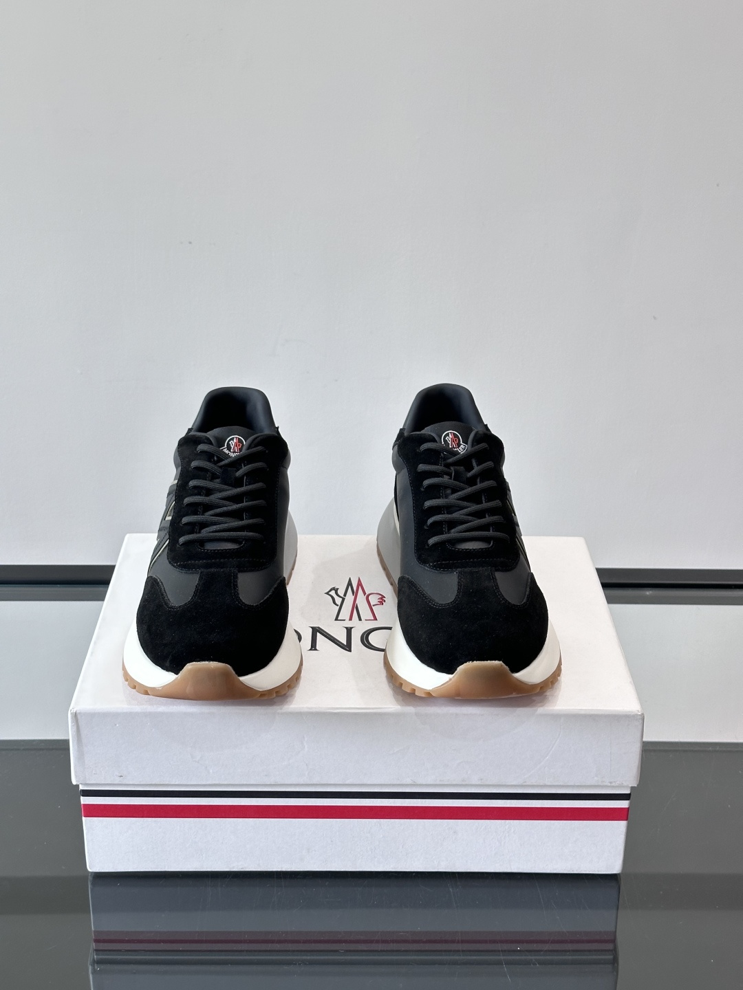 Moncler男士阿甘鞋，经典复古运动鞋，鞋面真皮拼接网布，柔软透气，橡胶鞋底防滑耐磨，日常穿搭超百搭！