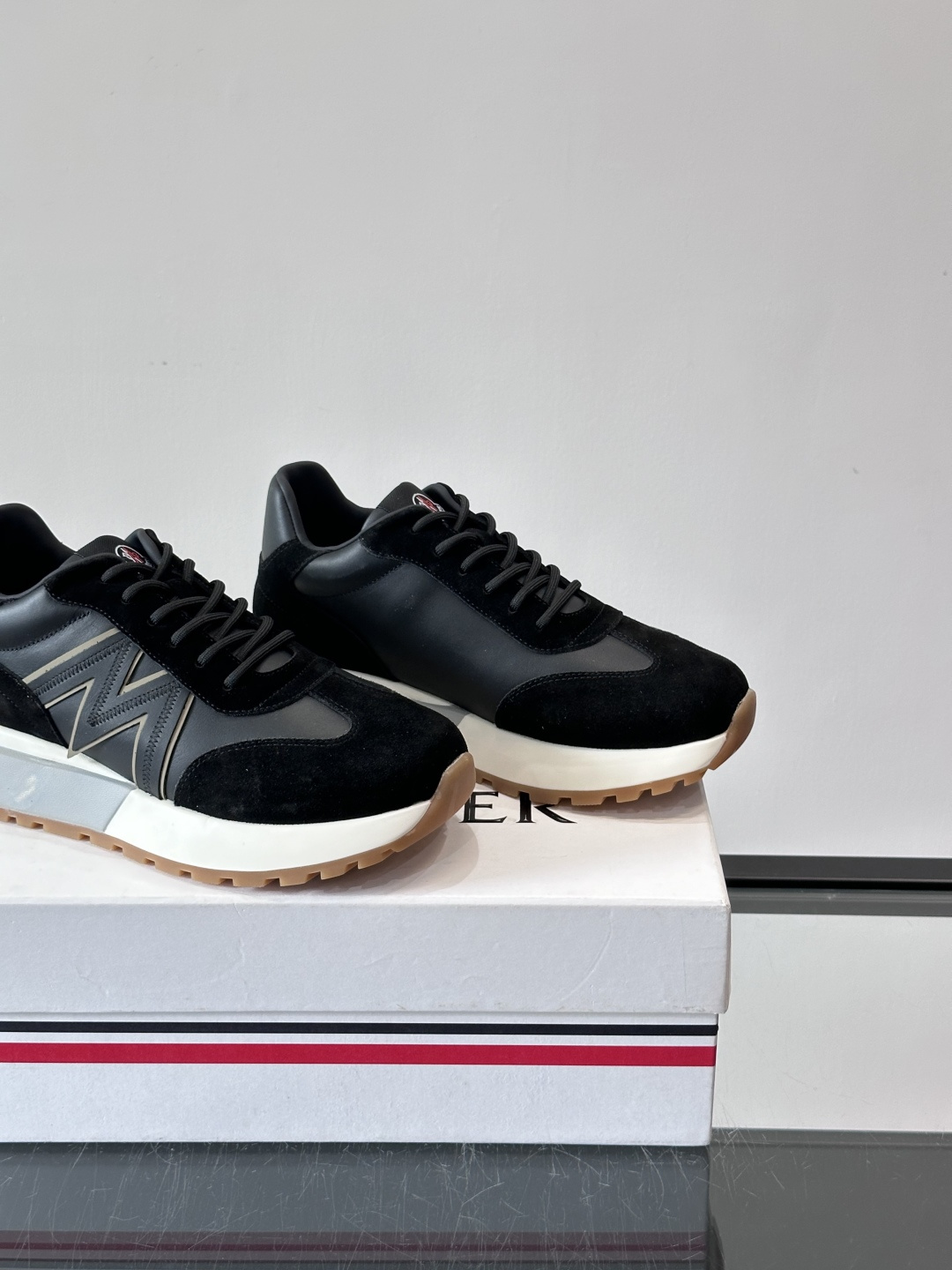 Moncler男士阿甘鞋，经典复古运动鞋，鞋面真皮拼接网布，柔软透气，橡胶鞋底防滑耐磨，日常穿搭超百搭！