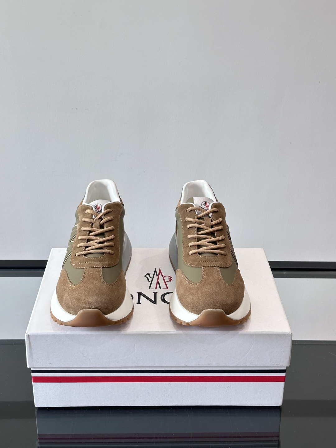 Moncler男士阿甘鞋，经典复古运动鞋，鞋面真皮拼接网布，柔软透气，橡胶鞋底防滑耐磨，日常穿搭超百搭！