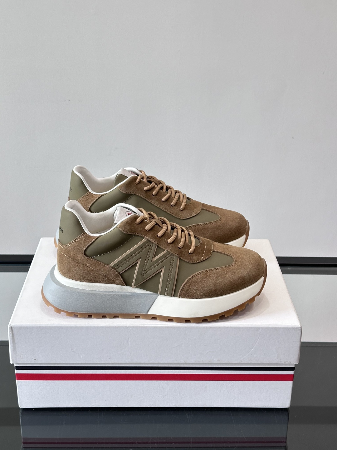 NO:589526,Moncler men's Forrest Gump shoes, classic retro sneakers, with genuine leather uppers and mesh, soft and breathable, rubber soles that are non-slip and wear-resistant, super versatile for daily wear!  The 'M' logo on the side of the shoe is very recognizable, and the thick sole design is taller and more comfortable, so you won't feel tired after wearing it for a long time. It has a Korean retro style and looks great with jeans or casual wear. It can be easily used on campus, commuting, and leisure occasions. It is a popular choice for students and fashion enthusiasts. , size 39-44 (customized at 38.45), sneakers, jeans19860909Moncler男士阿甘鞋,经典复古运动鞋,鞋面真皮拼接网布,柔软透气,橡胶鞋底防滑耐磨,日常穿搭超百搭！ 鞋侧“M”标志超有辨识度,厚底设计增高又舒适,长时间穿也不累.韩系复古风,搭配牛仔裤或休闲装都很出彩,校园、通勤、休闲场合都能轻松驾驭,是学生党和潮流爱好者的热门选择心. ,size39-44（38.45定做）,,sneakers,jeans,Men's shoes