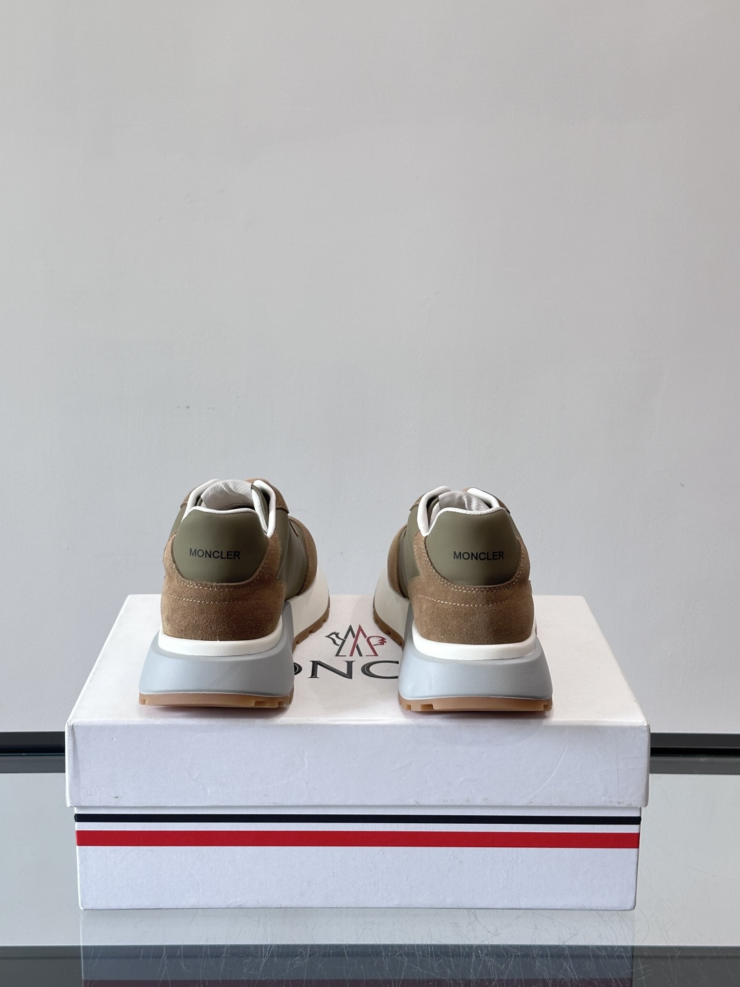 Moncler男士阿甘鞋，经典复古运动鞋，鞋面真皮拼接网布，柔软透气，橡胶鞋底防滑耐磨，日常穿搭超百搭！