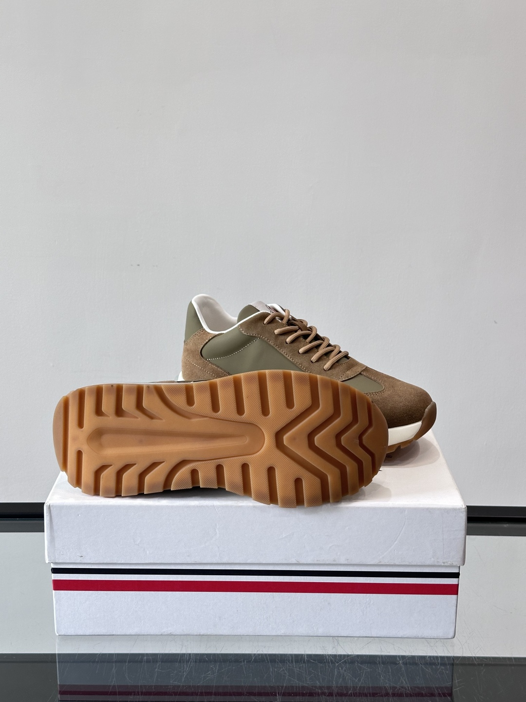 Moncler男士阿甘鞋，经典复古运动鞋，鞋面真皮拼接网布，柔软透气，橡胶鞋底防滑耐磨，日常穿搭超百搭！