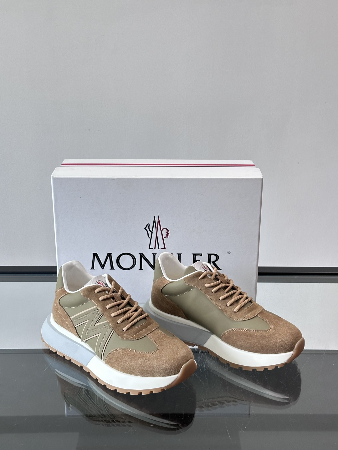 Moncler男士阿甘鞋，经典复古运动鞋，鞋面真皮拼接网布，柔软透气，橡胶鞋底防滑耐磨，日常穿搭超百搭！