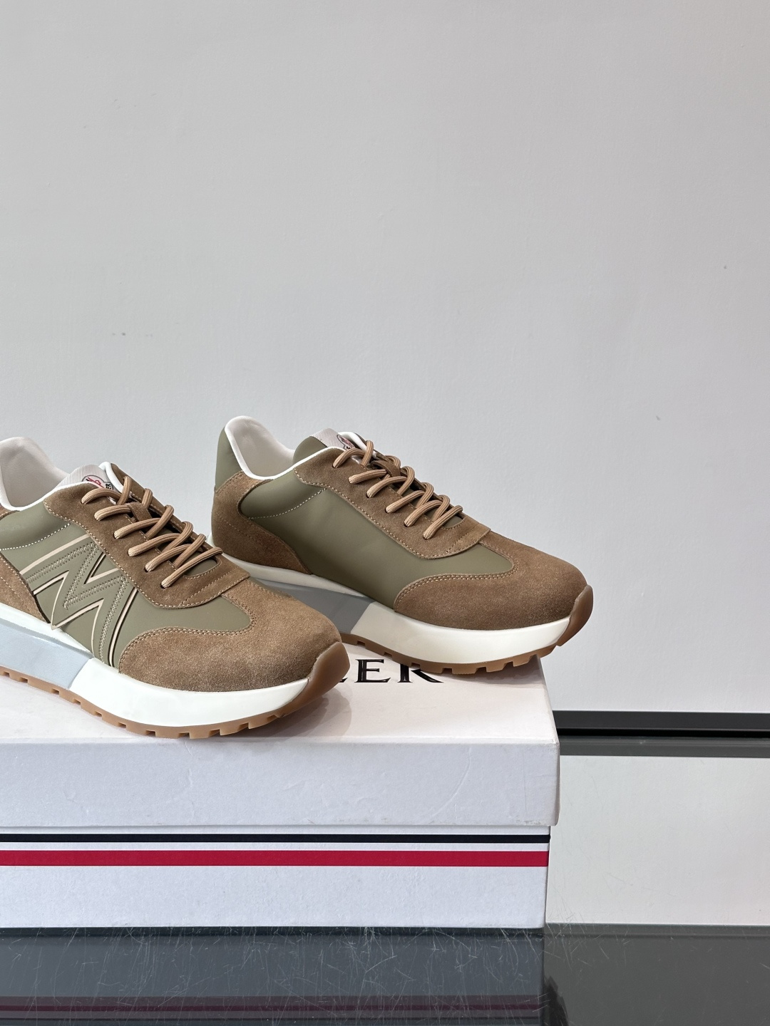 Moncler男士阿甘鞋，经典复古运动鞋，鞋面真皮拼接网布，柔软透气，橡胶鞋底防滑耐磨，日常穿搭超百搭！